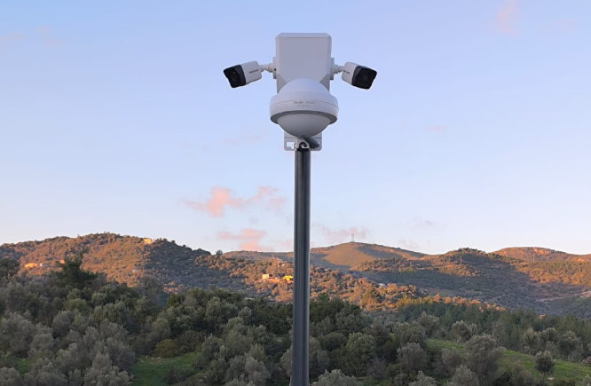 Kurumsal güvenlik için entegre CCTV sistemleri ile donatılmış modern bir bina girişi.