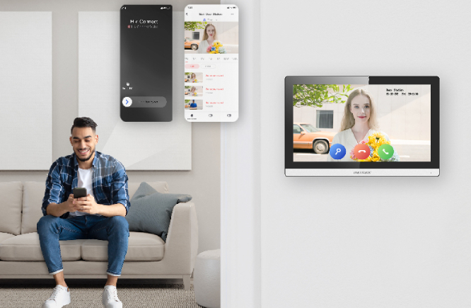 Güvenlik için görüntülü interkom sistemine sahip modern bir bina giriş kapısı.