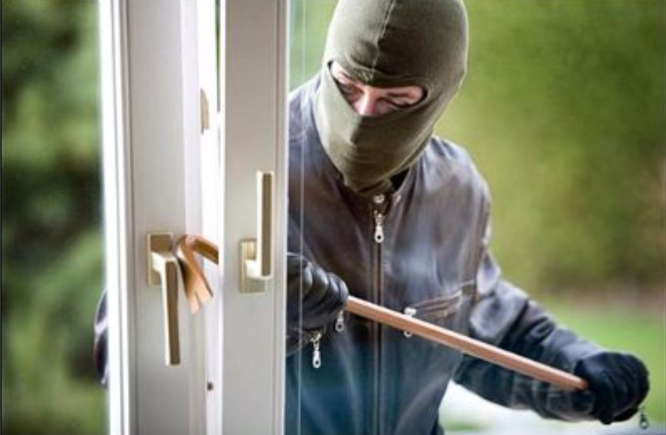 Hırsız alarm sistemleri ve cam kırılma sensörlerinin entegre olduğu modern güvenlik sistemi.