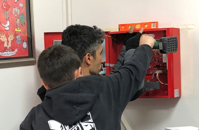 Kurulmuş yangın panosu ve bağlantı elemanlarının yer aldığı modern bir kontrol merkezi.