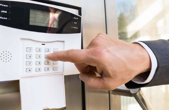 Hırsız alarm sistemleri kurulmuş modern bir bina girişi, güvenlik önlemlerinin etkisini gösterir.