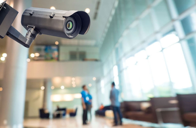 Sahte güvenlik kameraları kullanılarak oluşturulan yanıltıcı koruma algısının tehlikelerini anlatan görsel.