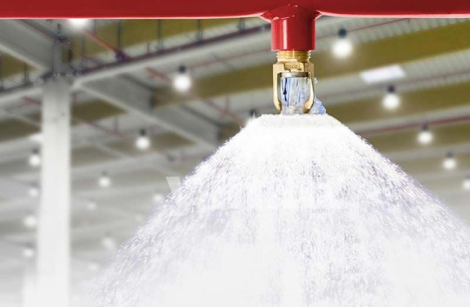 Gelişmiş yangın söndürme sistemi kurulumu yapılmış modern bir tesis.